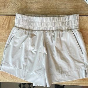 Abercrombie cream traveler shorts NWT